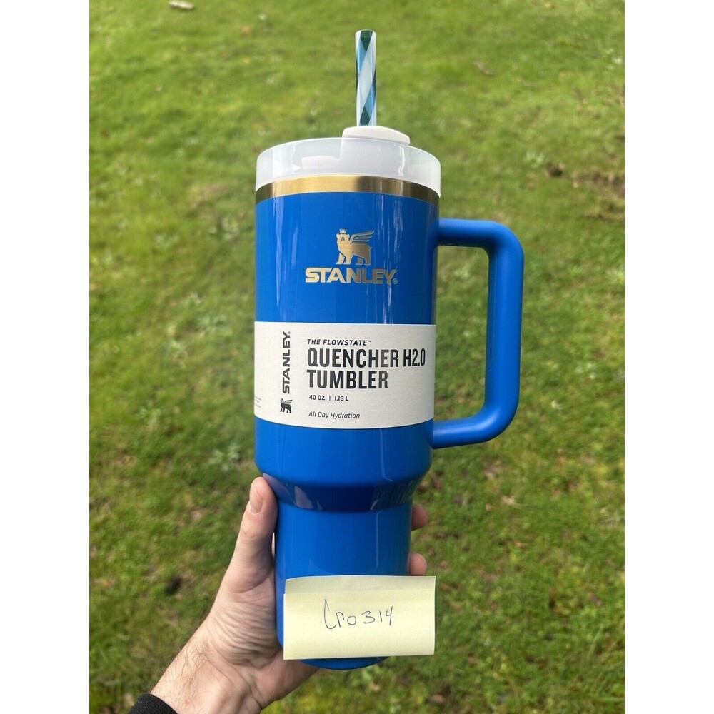 New Stanley Arctic Twist Quencher H2.0 Flowstate Tumbler 40 OZ IN HAND